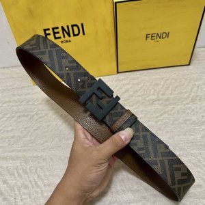 Fendi 芬迪 专柜同款 宽4.0Cm 双环正反用腰带 Ff按钉搭扣 咖啡色Cuoio Romano皮革材质 反面面料带有烟草黄和黑色Ff图案 四方金属饰面