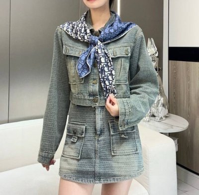 Dior 印花方巾 18Mm顶级真丝双面同色印花 90 厘米海军蓝色桑蚕丝斜纹面料 Oblique 双面印花 这款 Oblique 印花方巾焕新演绎经典的 Ob