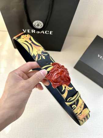 宽度4.0Cm Versace范思哲此款Palazzo腰带采用牛皮革面料制作，并饰有Le Pop Classique图案印花和标志性的美杜莎五金配件。 - 点击图像关闭
