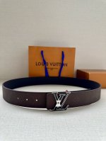 特 4.0宽 Lv Shadow 腰带拥有 Monogram Shadow 皮革的经典风尚和素面皮革的内敛格调，再为 Lv 搭扣描绘珐琅条纹，以摩登笔触焕新男士