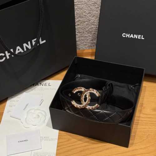 香家新款女士腰带 经典金属双C字母标志，采用菱格羊皮，羊皮质感超柔软，五金扣头做工非常好，显示腰型，巨百搭，搭配裙子 风衣 牛仔裤都很奈斯. 宽度30Mm