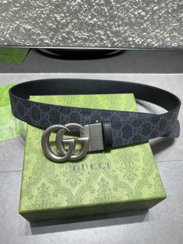 Gucci3.7高级人造帆布双面印花，双面使用配旋转扣，一侧为Gucci Signature皮革，反面一侧为单色皮革。