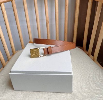 特 Loewe 罗意威 专柜最新同款腰带 选用光滑牛皮革窄款腰带 配有anagram挂锁针扣 卓越的工艺 个性的造型 精美的材质 宽:2.0Cm