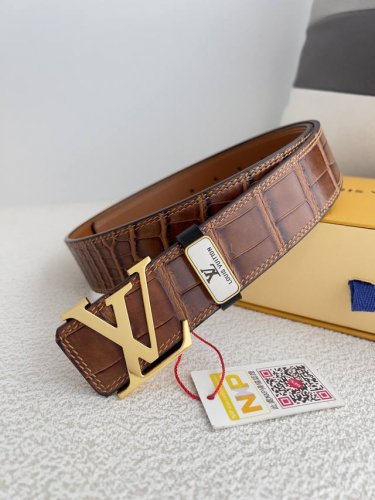 品名： Lv..路易..威登腰带皮带原单 型号：挂扣，经典纯钢材质面字母挂扣，头层牛皮，图片实物拍摄 材料：头层牛皮，挂扣系列，纯钢材质扣头，钯镀电镀工艺永不掉