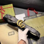 特 宽4.0Cm Gucci 每一季，品牌标识都会吐故纳新，于经典之中融入新意。在这款腰带上，经典Gg标识以亮眼之姿生动呈现，与双G造型配件相得益彰