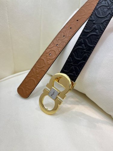 Ferragamo菲拉格慕男士专柜对版金属扣，头层牛皮双面外用腰带，商务通勤休闲场合均适合佩戴。3.5Cm。