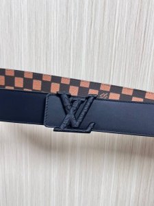 4.0宽当季新款，帆布印橙色格子，另一面进口黑色小牛皮。搭配精品四叶扣头。实物实拍，官网同步。橙色格子。