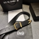 Dg，宽3.5㎝ Dolce&Gabbana 全新小牛皮腰带，干练摩登配饰，缀以缎纹金色电镀金属细节。小牛皮腰带。缀以缎纹金色电镀金属。滚轴搭扣与单针带扣