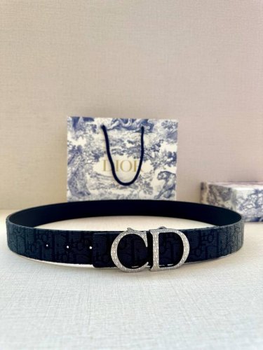 特 宽度3.5 Cm Dior 迪奥两面腰带款式迷人多样，采用多种材质精心打造，为各式廓形增添点睛之笔，彰显优雅醒目的气质。向迪奥钟爱的细节艺术致敬，彰显非凡的