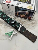 品名：Lv..路易..威登原单 材质：原单牛皮腰带 百分百头层牛皮腰带保证真皮钢扣，专柜原单品质、做工精细，时尚大牌，送人自用首选 包装： 请认准如图专柜包装赠