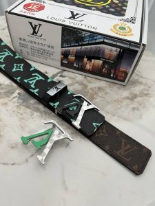 品名：Lv..路易..威登原单 材质：原单牛皮腰带 百分百头层牛皮腰带保证真皮钢扣，专柜原单品质、做工精细，时尚大牌，送人自用首选 包装： 请认准如图专柜包装赠