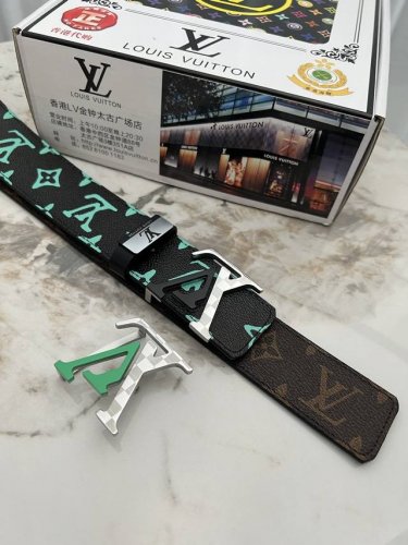 品名：Lv..路易..威登原单 材质：原单牛皮腰带 百分百头层牛皮腰带保证真皮钢扣，专柜原单品质、做工精细，时尚大牌，送人自用首选 包装： 请认准如图专柜包装赠