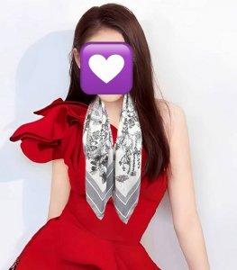 高版本Dior Chardons 图案印花 展示象征着保护、韧性和自由的苏格兰国花 采用白色和蓝色桑蚕丝斜纹面料精心制作双面设计搭配手工卷边 点缀以对比鲜明的
