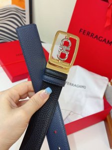 菲拉格慕 这款双面皮带时尚百搭，是不可或缺的男士配饰单品。一面选用锤纹牛皮，另一面选用精选天然粒纹牛皮，缀以金色饰面 Gancini扣饰增添点睛韵致，内侧饰以精