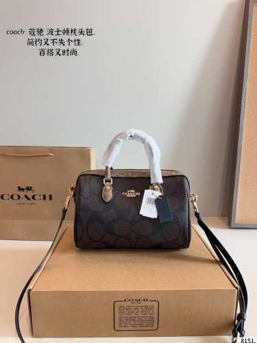 配礼盒 Coach蔻驰波士顿包. 经典百搭不过时~ 小小的枕头包，更加精致和可爱，同时能满足手机和日常出门的小物品，包身大大的容量 非常实用～非常百搭～不轻易过