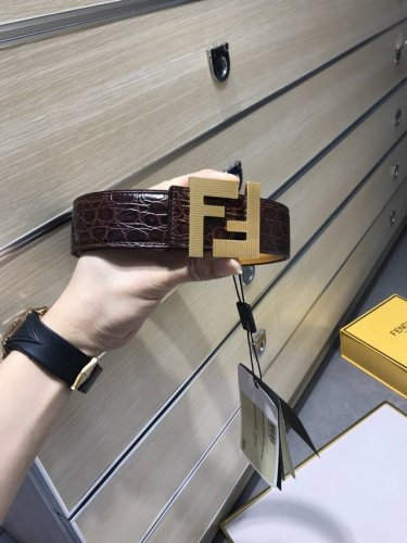 p200配送专柜包装 打孔针 特批 新款 Fd 宽38Mm 支持Nfc 芯片扫描，标志造型宽皮带，原版条纹铆钉扣，进口原版石头纹牛皮配小牛制成，镀金表面金属制品