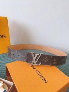 特P150 Lv.路易威登 全套包装 宽度 40Mm宽度 正品一体铸造五金钢扣 原厂皮料 双面原厂定制进口面料 可送礼自用不错选择