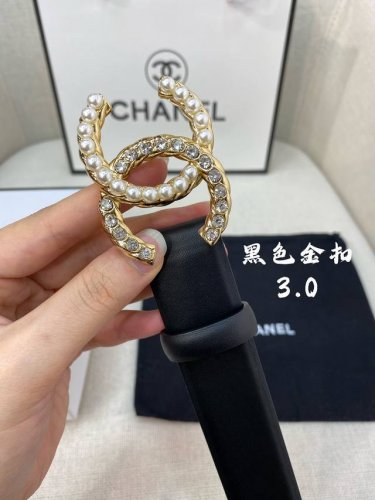 特 香奈儿 原单货品 宽度3.0Cm 双面原厂小牛皮，皮质柔软 细腻，手感好。多种扣头可选 ，精细做工。上身效果非常好