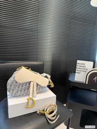 配盒子 迪奥马鞍包Dior 颜值很到位 实用性非常好 任何风格都可驾驭 加上又A又飒的感觉风格 尺寸：24 20 货号0455 - 点击图像关闭