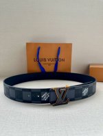 特 4.0宽 LV Line 双面腰带令抛光搭扣的 L 字呈现摩登无论搭配经典 Monogram 牛皮革，均可释放儒雅气度。