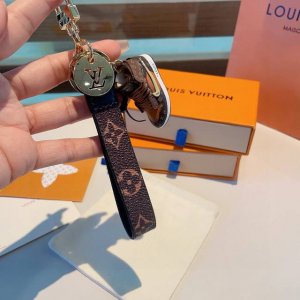 Lv经典老花棋格钥匙扣 钥匙扣联名Nike迷你鞋子挂件时尚个性 车钥匙挂件 包包挂件配饰 monogram 帆布不仅精美 而且经久耐用 是 Dragonne 钥