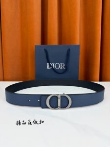 Dior 3.5Cm经典宽度，正装休闲皆宜。一面深邃藏蓝，一面极简纯黑，Cd金属扣细节彰显品味。一带两用，从容驾驭职场与生活。 DDD