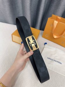 p200 Louis Vuitton、Lv男士腰带 系列 原厂厚镀金五金 双面用精致手工绘边 柔软舒适 宽4.0Cm。