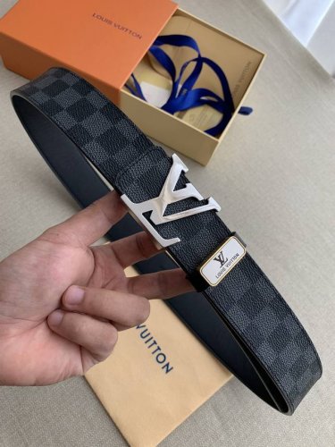 品名： Lv..路易..威登原单 型号：双面使用挂扣，图片实物拍摄 材料：头层牛皮，挂扣系列，纯钢质扣头，钯镀电镀工艺永不掉色。黑格皮底，专柜同等质量， 送人自