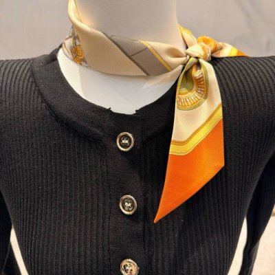 爱马仕Hermes“盛宴”Twilly小丝巾。 Twilly真丝缎带 100%桑蚕丝 。 这款小巧的真丝配饰佩戴方式千变万化，可为您的日常造型增添灵动妙趣！ 法