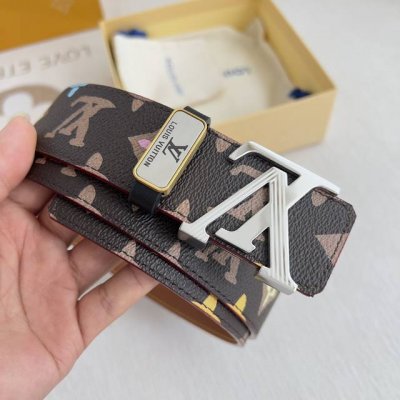 品名： Lv..路易..威登腰带皮带原单 P200 型号：挂扣，经典纯钢材质面字母挂扣，头层牛皮，图片实物拍摄 材料：头层牛皮，挂扣系列，纯钢材质扣头，钯镀电镀