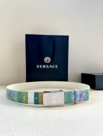 宽度3.8Cm Versace 此款印花腰带采用小牛皮制成，金色搭扣饰有品牌标志性的美杜莎头像！