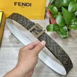 Fendi 芬迪 专柜同款 宽4.0Cm 双环正反用腰带 Ff按钉搭扣 白色Cuoio Romano皮革材质 反面面料带有烟草黄和黑色Ff图案 四方金属饰面 时