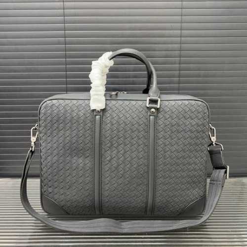 Bottega Veneta 葆蝶家 商务休闲手工编织Bv 男士公文包 手提斜挎包 经典百搭 实物拍摄 原厂原版面料 配送防尘袋 38 X 29 Cm