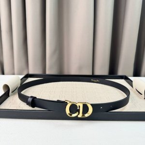 特 。Dior 24早春新款 C D搭扣黄铜腰带扣，小牛皮腰带 经典永存 2.0Cm