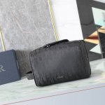Dior Lingot洗漱包尺寸21.6×12.5×10.5 长×高×宽 黑色科技面料Oblique Mirage 编号:2Adca418Swc_H00N_Tu