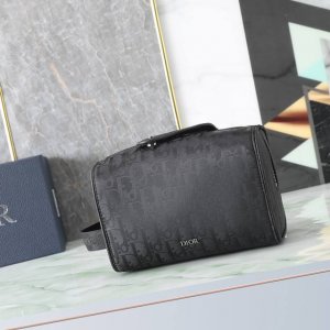 Dior Lingot洗漱包尺寸21.6×12.5×10.5 长×高×宽 黑色科技面料Oblique Mirage 编号:2Adca418Swc_H00N_Tu