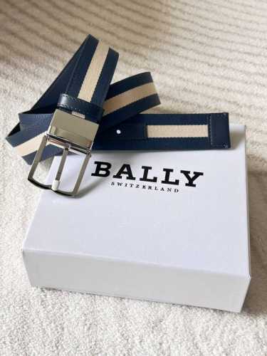 特 P200 Bally 巴利 男士休闲织布牛皮腰带 宽3.5Cm 这款Tamal 头层牛皮融入了永恒经典的蓝白条纹织布，且具有充满时尚感，助您打造百变造型。