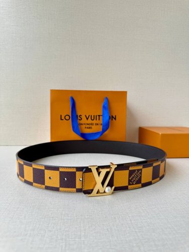 本款4.0宽 Lv Initiales 双面腰带出自 春夏男装秀场，为 Damier pop 帆布浸染潮流新色，翻转可见光滑素雅牛皮革。Lv 字母搭扣与崭新 L