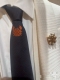 Lv Crab 桑蚕丝领带浸染深邃色调 于醒目海滩动物刺绣融入标志性 Monogram 图案 为华美设计注入盎然意趣 7 X 148 厘米 高 X 长度 100