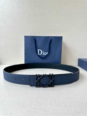 Dior 宽度3.5Cm 这款不锈钢金属腰带扣、是季节男装系列新品，展现 Dior 经典的藤格纹图案。可与各式35毫米腰带搭配，彰显经典风格。 - 点击图像关闭
