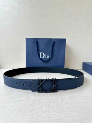 Dior 宽度3.5Cm 这款不锈钢金属腰带扣、是季节男装系列新品，展现 Dior 经典的藤格纹图案。可与各式35毫米腰带搭配，彰显经典风格。