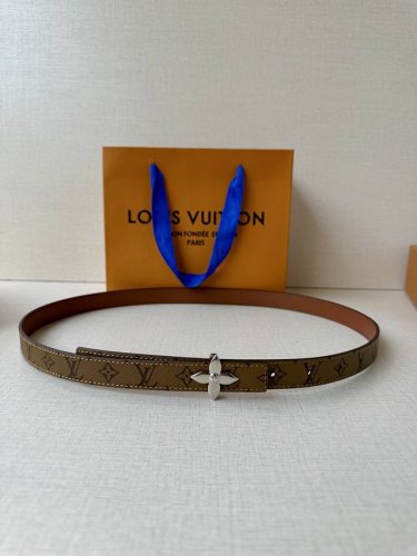 2.0宽 本款 Lv Iconic 双面腰带以纤细剪裁迎接新季，搭配标志性 Iconic 搭扣，无论展现 Monogram Reverse 帆布或素雅牛皮革，均