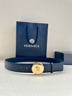 宽度4.0Cm 范思哲 此款平纹皮底 腰带饰有标志性的Versace美杜莎头像扣，彰显品牌格调。是一款精美的衣橱必备单品。