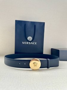 宽度4.0Cm 范思哲 此款平纹皮底 腰带饰有标志性的Versace美杜莎头像扣，彰显品牌格调。是一款精美的衣橱必备单品。