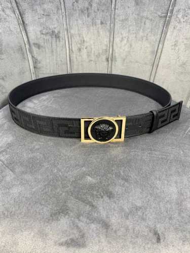 宽度：4.0Cm 范思哲 此款帆布回纹皮底 腰带饰有标志性的versace美杜莎头像扣，彰显品牌格调。是一款精美的衣橱必备单品。