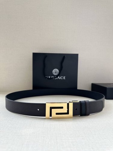宽度3.5Cm Versace 范思哲两面手掌纹此款柔软的皮带饰有一个几何形状的希腊回纹别扣，既时尚又优雅