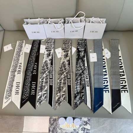 这款 迪奥发带丝巾从标志性的 Dior 精品店地址汲取灵感，造型修长，两端尖角设计，背面饰以“Christian Dior”标志提花条形图案可与各种时尚造型搭配 - 点击图像关闭