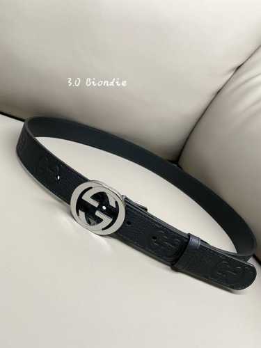 特 Gucci Biondie 系列 3.0进口牛皮热压技术 这款腰带以黑色皮革匠心打造 缀饰几何造型扣互扣双G款