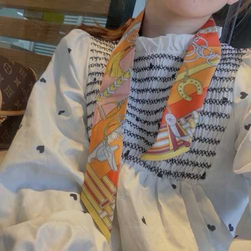 H家新款丝巾，缰辔与吉祥物，100%重磅真丝斜纹绸，爱马仕束发带 双面双款！顶级斜纹真丝打造 超精细的印花非常清晰 绝对是送礼自用的首选丝带既可绕于颈间，亦可缠