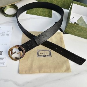 U C C I 寬度40毫米 男士腰帶 這款時尚腰帶以雙面頭層小牛皮革匠心呈現，經典壓花設計 配以由精鋼金屬打造的Gucci銘牌經典雙G腰帶扣 百搭款！ DDD